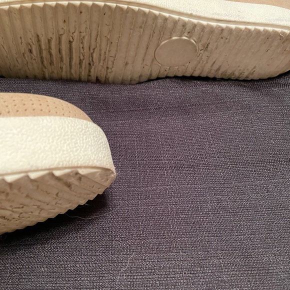 Cream color wedge sneakers. Size 10 - Picture 7 of 8